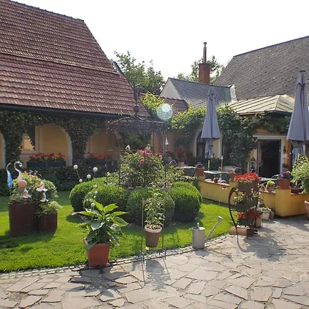 Guest house Arkadenhof Unterpremstaetten